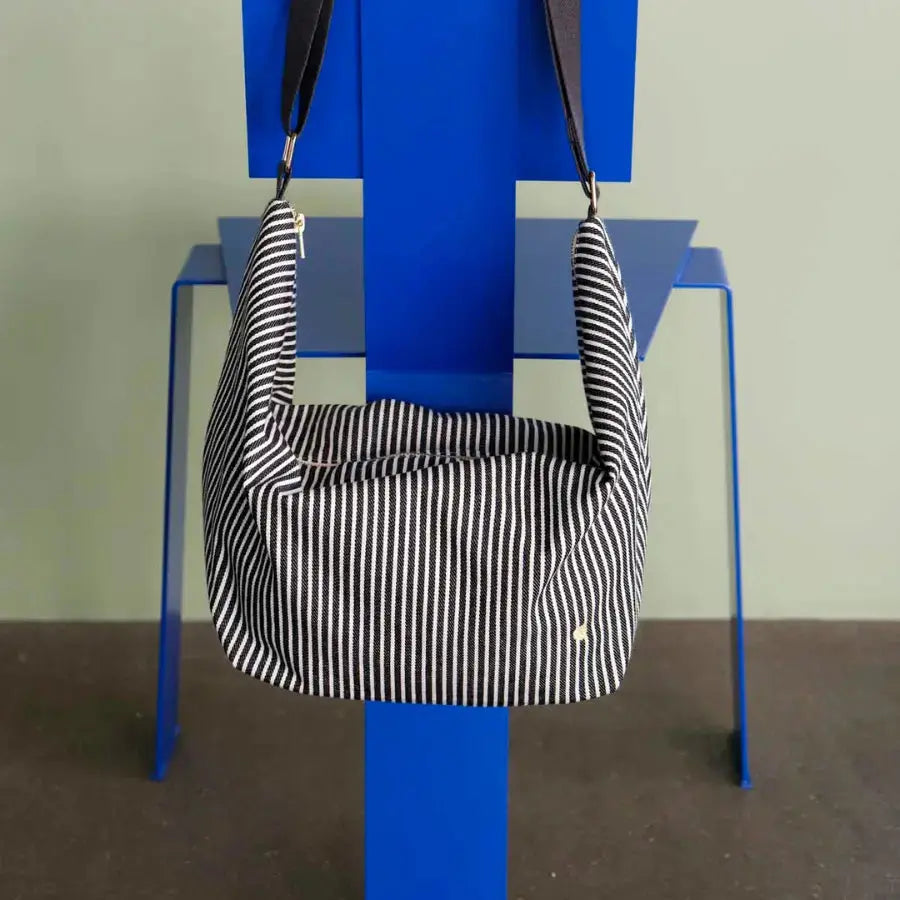 Sac demi-lune rayé noir et blanc Basile Caviar - 53x28x12 cm La Cerise sur le Gâteau