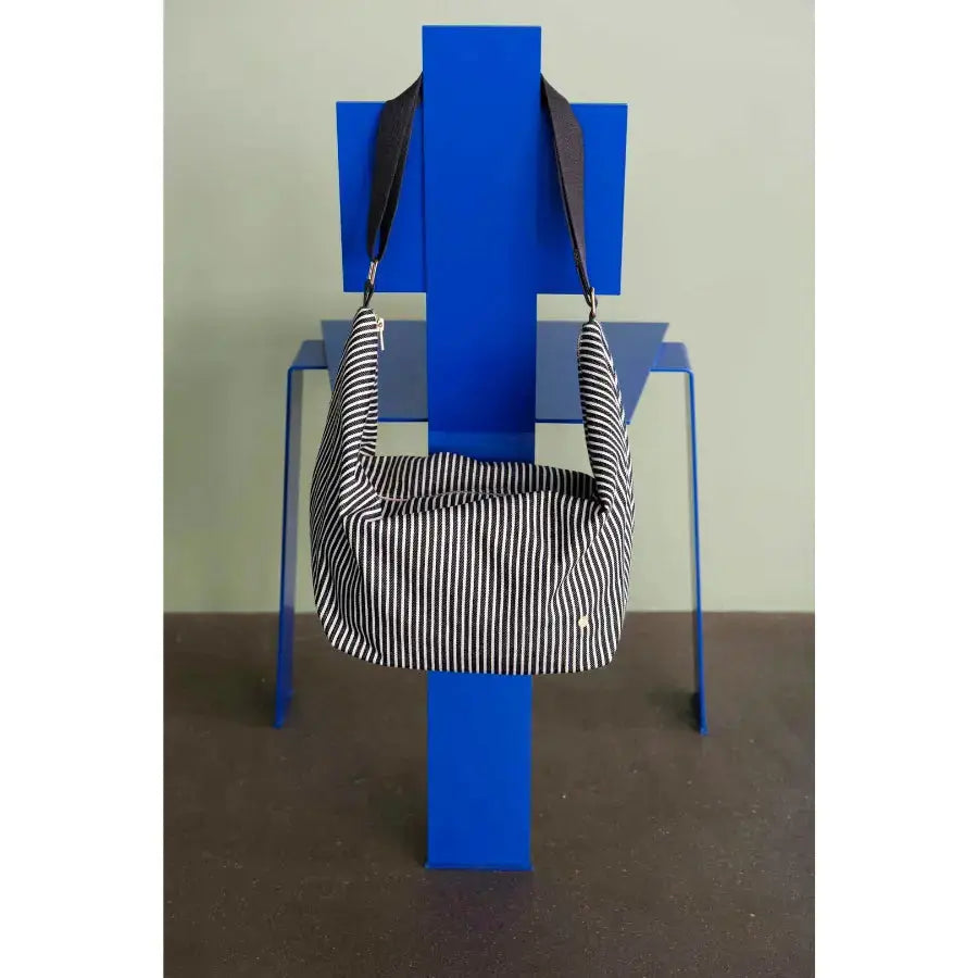 Sac demi-lune rayé noir et blanc Basile Caviar - 53x28x12 cm La Cerise sur le Gâteau