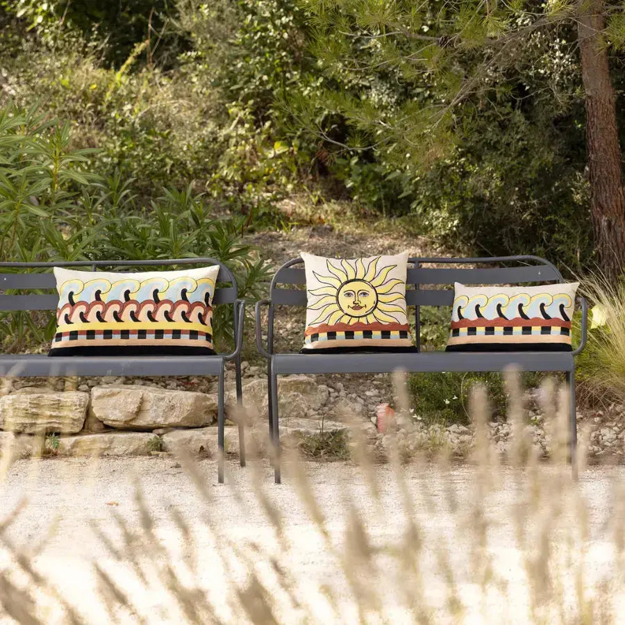 3 Coussins brodés Adria Multicolore  posés sur  des bancs - Vivaraise