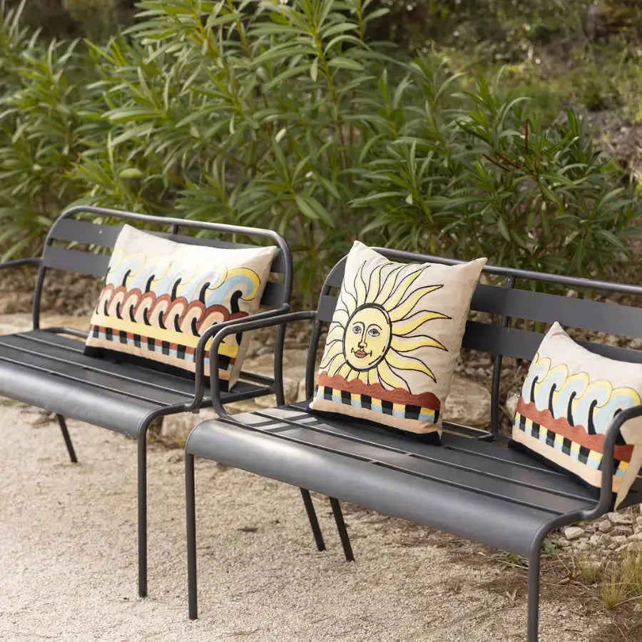 Coussins brodés Adria Multicolore - posés sur des bancs -  Vivaraise