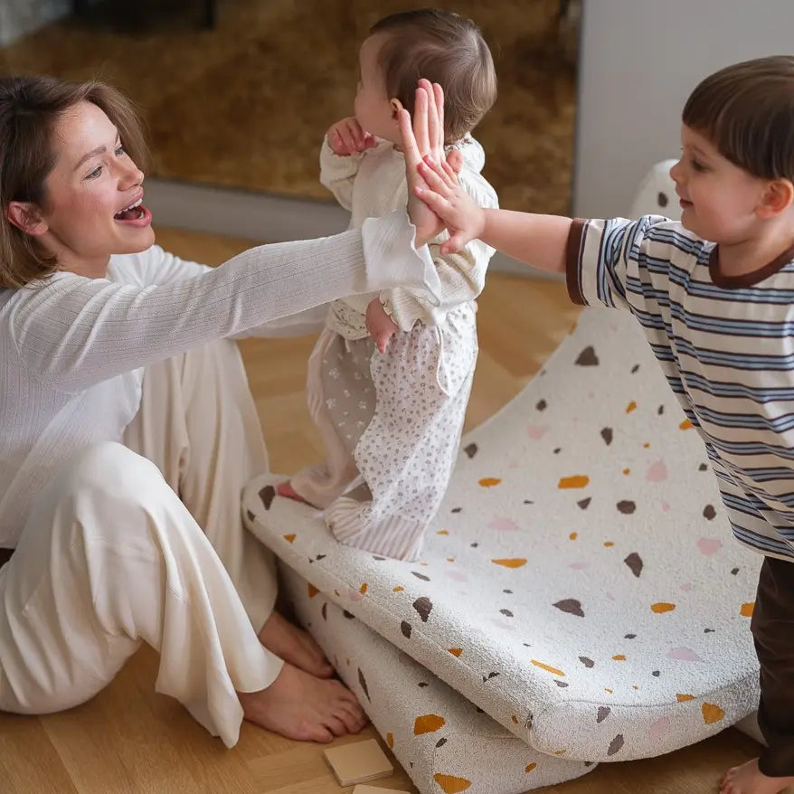 Fête des mères : instants doux entre une maman et ses enfants dans un intérieur chaleureux