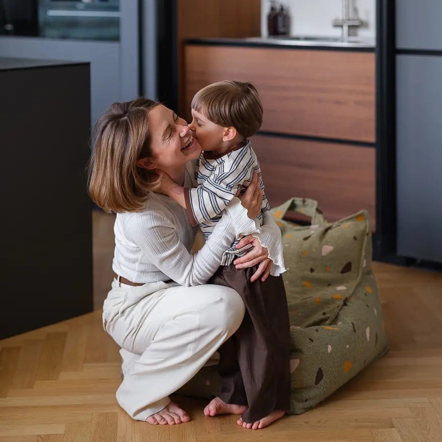 Maman recevant un doux baiser de son enfant pour la fête des mères