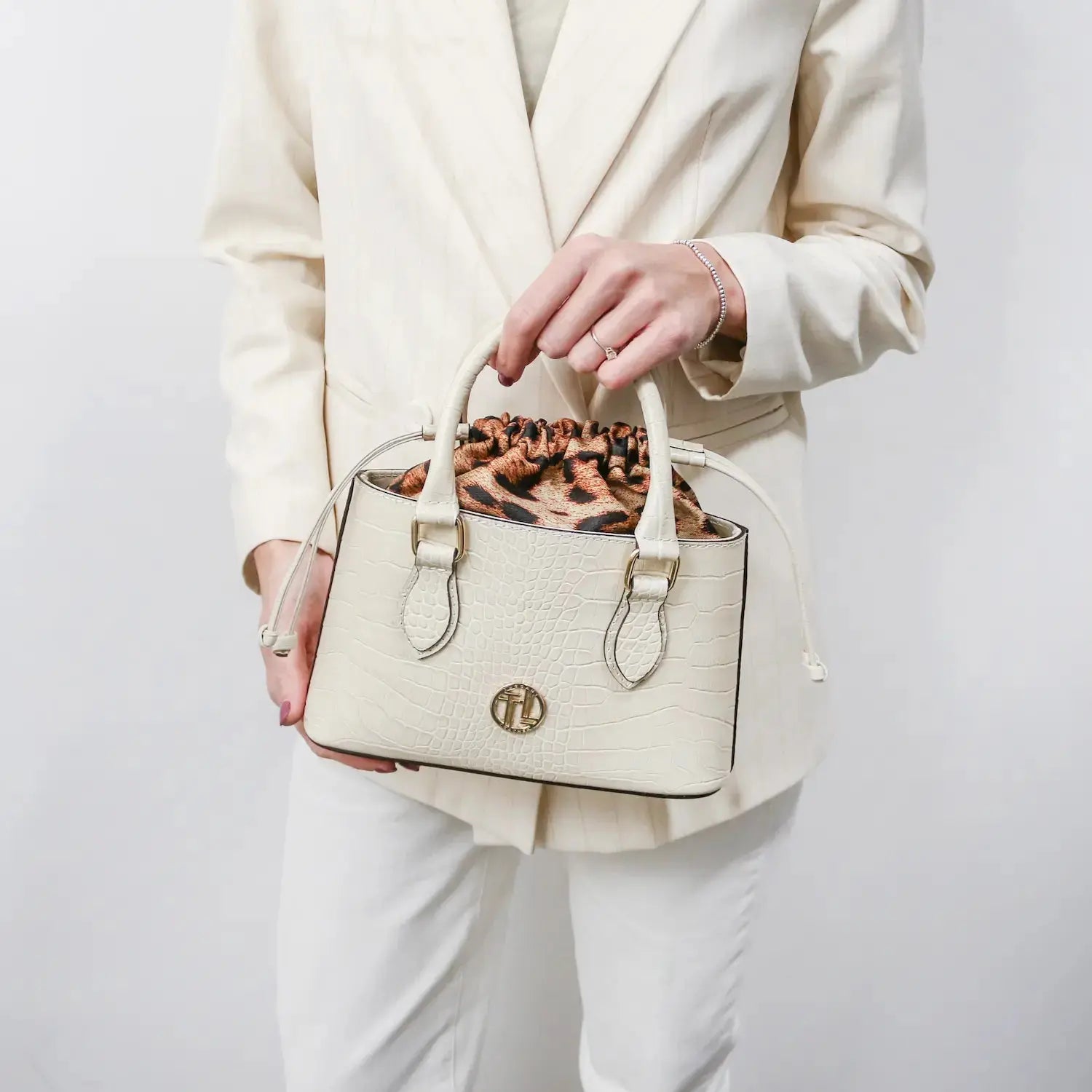 Femme tenant Sac Cabas en Cuir effet croco Beige– CROQUE TL142510 Tuscany Leather